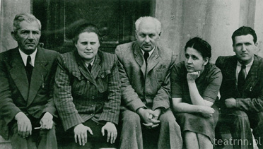 A 1947/48 group photo of the scientific staff of the Department of Anthropology at Maria Curie-Skłodowska University in Lublin. Five people sit in a row from left to right: Kazimierz Wiązowski, Krystyna Modrzewska, Jan Mydlarski, Wanda Stęślicka, and Tadeusz Dzierżykray-Rogalski.