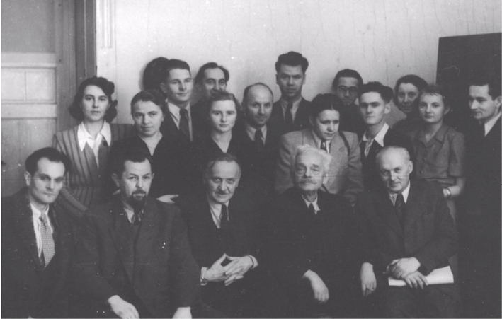 Group photograph of Polish physical anthropologists at a national anthropological conference in the early 1950s (either Osieczna in 1952 or Wrocław in 1954). In the front row, from left to right: Wojciech Kóčka, Ireneusz Michalski, Jan Czekanowski, an unidentified participant, and Jan Mydlarski. In the second row, third from the left is Judyta Gładkowska, followed by Franciszek Wokroj, Wanda Stęślicka-Mydlarska, and Zbigniew Drozdowski. In the third row behind them, on the right side, stand Irena Szewko-Szwaykowska and Zdzisław Kapica.