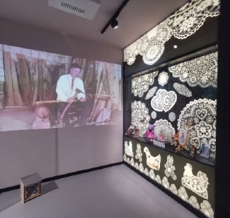 Wnętrze sali dziedzictwa: gablota i projekcja o bartnictwie