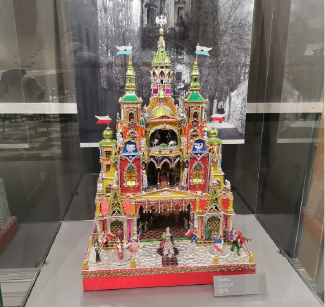 Barwna, wieżowa szopka krakowska prezentowana w centrum sali dziedzictwa