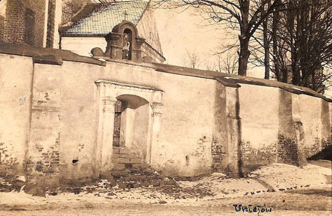 Fotografia z 1936 roku: ceglana brama w dawnym murze kolegiaty w Uniejowie