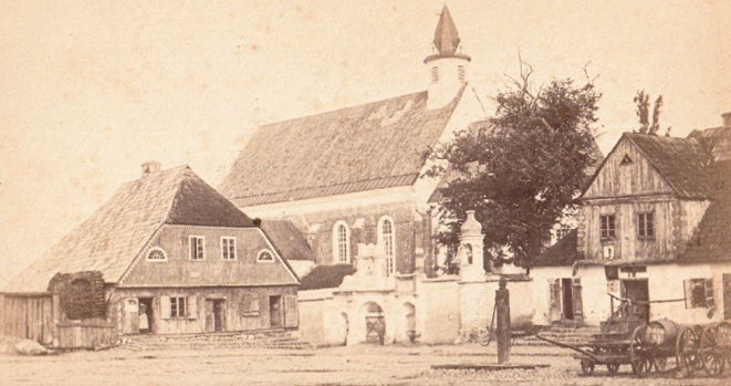 Widok z ok. 1865 roku: Mur obwodowy kolegiaty, furta, kapliczka i drewniane domy mieszczańskie przy rynku. 