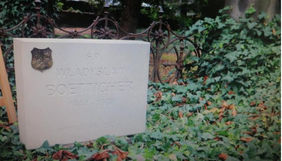 Zbliżenie nowej tablicy nagrobnej Boettichera w Łęczycy