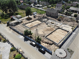 Widok z lotu ptaka na fundamenty, otoczone zabudową Spycimierza