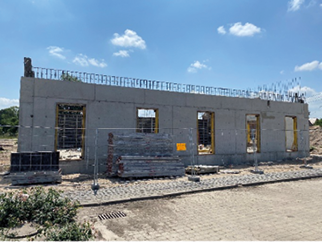 Fasada w stanie surowym: ściany z bloczków silikatowych i pierwsze otwory okienne