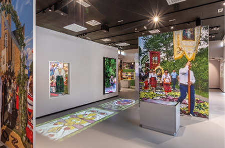 Fragment stałej wystawy: multimedialne stanowisko z archiwalnymi zdjęciami procesji