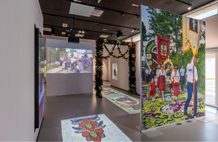 Część ekspozycji: multimedialny punkt z historycznymi ujęciami procesji