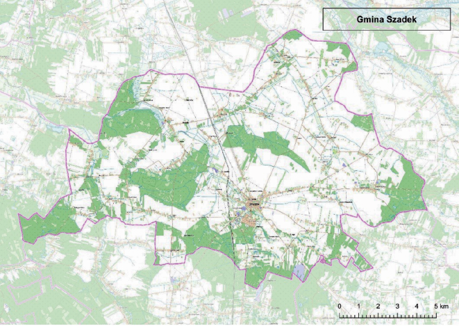 Mapa gminy Szadek z wyraźnie zaznaczonymi granicami administracyjnymi, drogami, miejscowościami, terenami leśnymi, polami uprawnymi oraz siecią cieków wodnych; legenda i skala graficzna umożliwiają analizę przestrzenną układu gminy.