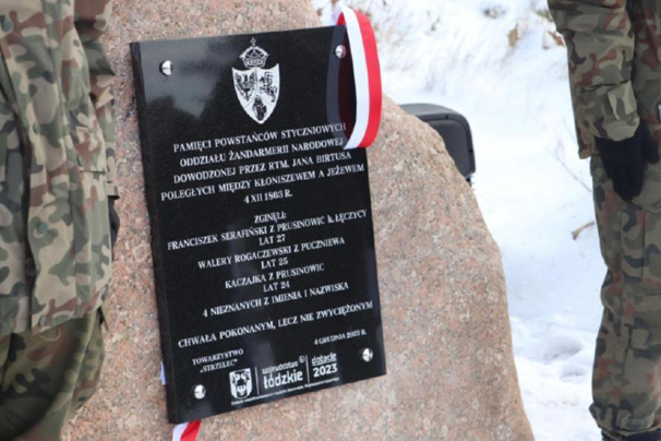 Tablica upamiętniająca potyczkę pod Jeżewem. Napis na tablicy: "Pamięci powstańców styczniowych oddziału żandarmerii narodowej dowodzonej przez rtm. Jana Birtusa poległych między kłoniszewem a jeżewem 04.12.1863 r. Zginęli: Franciszek Serafiński z Prusinowic k. Łęczycy lat 27; Walery Rogaczewski z Puczniewa lat 25; Kaczajka z Prusinowic lat 24; 4 nieznanych z imienia i nazwiska. Chwała pokonanym, lecz nie zwyciężonym".