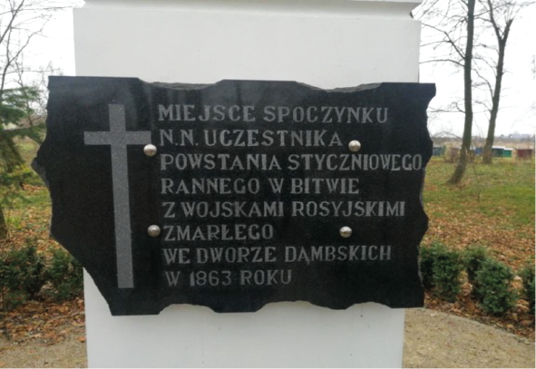 Na fotografii tablica poświęcona nieznanemu żołnierzowi powstania, który spoczywa w parku dworskim w Zadzimiu. Napis na tablicy: "Miejsce spoczynku n.n. uczestnika powstania styczniowego rannego w bitwie z wojskami rosyjskimi zmarłego we dworze Dąmbskich w 1863 roku".