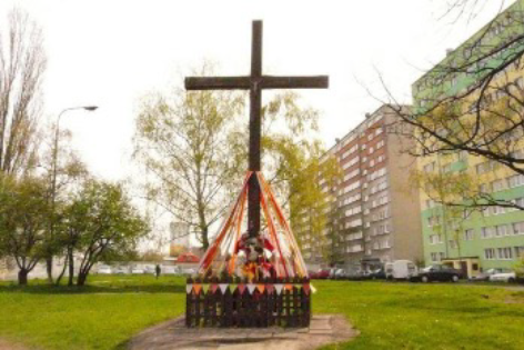 Na fotografii krzyż wzniesiony w miejscu straceń powstańców styczniowych 1863 roku. Zlokalizowany na rogu ulicy Inflanckiej i Łagiewnickiej.