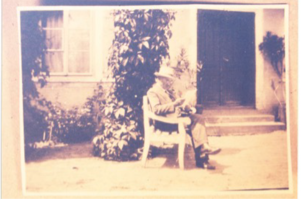 Jan Cybulski przed swoim domem w Woli Przatowskiej. (okres międzywojenny)