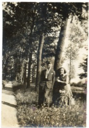 Jolanta Janina z Cybulskich Sieradzka, córka Jana i Marii, z mężem Włodzimierzem Sieradzkim w alei jesionowej w Woli Przatowskiej. (lata 30. XX wieku)