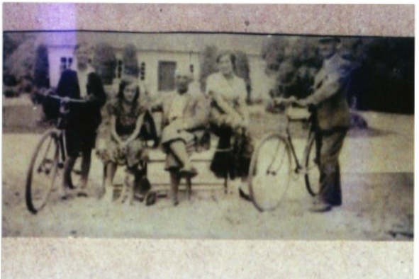 Jan Cybulski siedzi przed swoim domem w Woli Przatowskiej z córkami i przyszłymi zięciami. (lata 30. XX wieku)