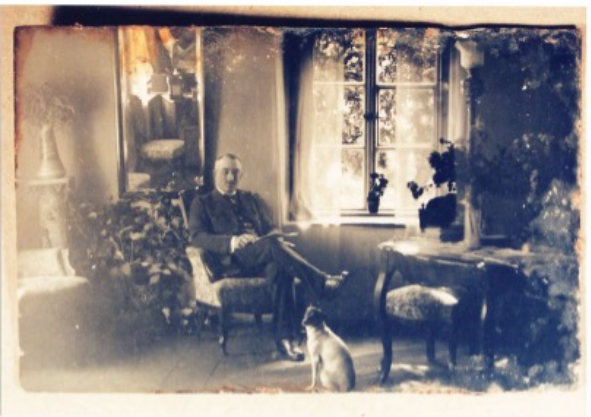 Jan Cybulski w pokoju w Woli Przatowskiej. (lata 20. XX wieku)