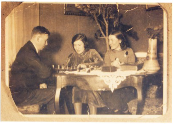 Włodzimierz Sieradzki (mąż Jolanty z Cybulskich Sieradzkiej), Jolanta Sieradzka oraz Wanda z Cybulskich Gałęzowska podczas towarzyskiej gry. (lata 30. XX wieku)