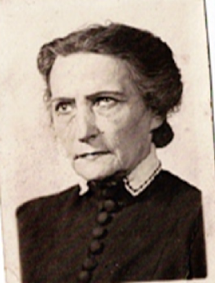 Stanisława Hoppe. Zdjęcie potwierdzające tożsamość podczas zamieszkania w Warszawie przy ul. Wilczej 73 m. 4. Wykonane 12 grudnia 1940 roku, z adnotacją Komisariatu XI w Warszawie z dnia 19 czerwca 1942 roku.