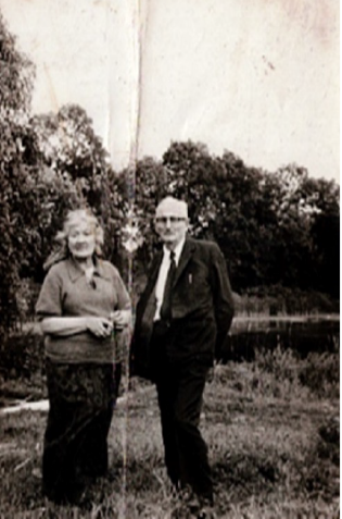 Małżeństwo Wandy i Kazimierza Gałęzowskich w parku przydworskim w Woli Przatowskiej. Lata 70. XX wieku.