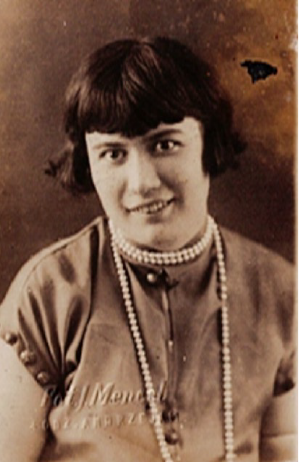 Wanda Cybulska. Zdjęcie wykonane w pracowni fotograficznej Mencela w Łodzi przy ul. Andrzeja w latach 20. XX wieku.