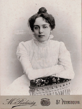 Młoda kobieta związana z rodziną Cybulskich, nierozpoznana przez obecnych członków rodziny. Zdjęcie o wymiarach 16,5 × 10,5 cm, wykonane w XIX w. w pracowni fotograficznej M. de Bielavsky w Petersburgu, przy ul. Prospekt Newski 34.