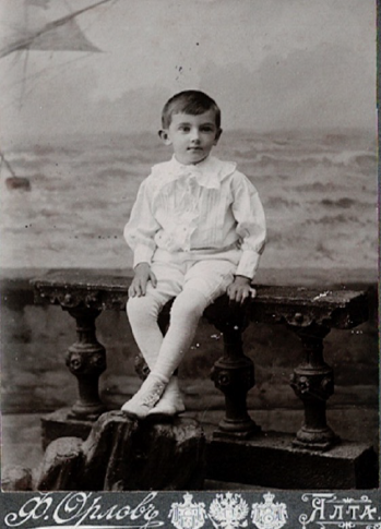 Chłopiec z rodziny Cybulskich. Zdjęcie o wymiarach 16,5 × 10,5 cm, wykonane w XIX w. w pracowni fotograficznej F. Orłowa w Jałcie.