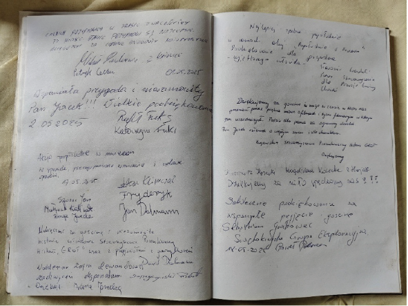 Uwagi zwiedzających zawarte w Księdze Wpisów Pamiątkowych. Obraz zawierający tekst, pismo odręczne.