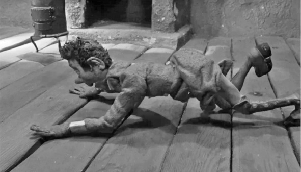 Mały chłopiec opiera się rękami i lewą nogą o podłogę. Kolano prawej nogi dotyka podłogi a prawa stopa jest uniesiona w górę. Świadczy to o istnieniu mechanizmu umożliwiającego ruchy kończynami.