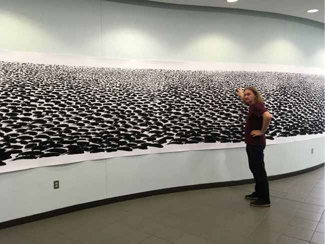 Obraz zawierający sztuka, obuwie, ubrania, w pomieszczeniuOpis wygenerowany automatycznie