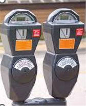 Trois photos de parcmètres français et polonais. Tous ont une forme qui évoque grossièrement une silhouette humaine, avec une partie supérieure rappelant une tête ou un visage : un écran ou une vitre arrondie occupe la place des « yeux » ou du « visage ». Les deux premiers parcmètres sont anciens, mécaniques, de forme bombée, fixés sur des poteaux individuels ; le troisième est un modèle plus moderne avec un grand écran numérique en façade