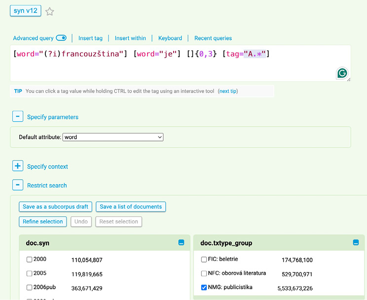 Formule utilisée dans SYN v12 pour la recherche d’adjectifs décrivant le français dans le « NMG : publicistika » : [word=”(?i)francouzština”][word=”je”][]{0,3}[tag=”A.*”]