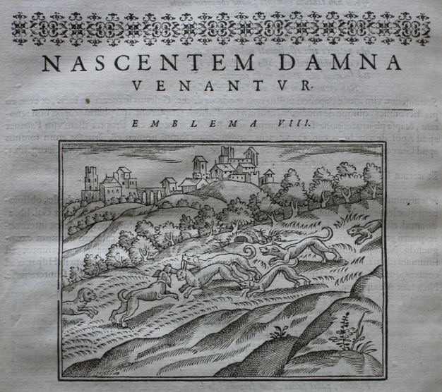 Gravure intitulée Nascentem damna venantur, Emblema VIII. Illustration allégorique représentant les dangers ou les malheurs guettant l’être naissant, dans un style emblématique du XVIIe siècle.