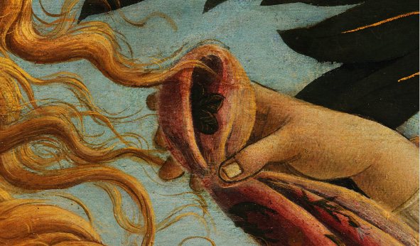 Main délicate tenant un tissu aux motifs sombres, entourée de cheveux dorés flottants sur fond bleu. Détail raffiné, évoquant la grâce et la subtilité du geste.