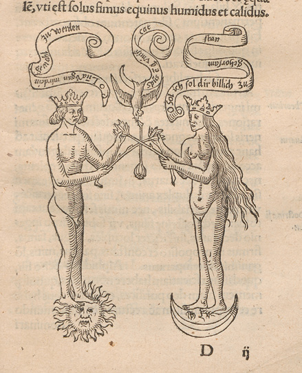 Deux figures nues couronnées, l’une sur le soleil, l’autre sur la lune, tiennent une tige avec un oiseau. Des banderoles latines flottent autour de leurs têtes, évoquant une scène symbolique et mystique.