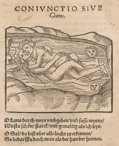 Gravure ancienne intitulée “Coniunctio sive Coitus” : un homme et une femme allongés dans une étreinte. En arrière-plan, des lignes ondulées et des symboles célestes, dont le soleil. Un poème en allemand figure en bas.