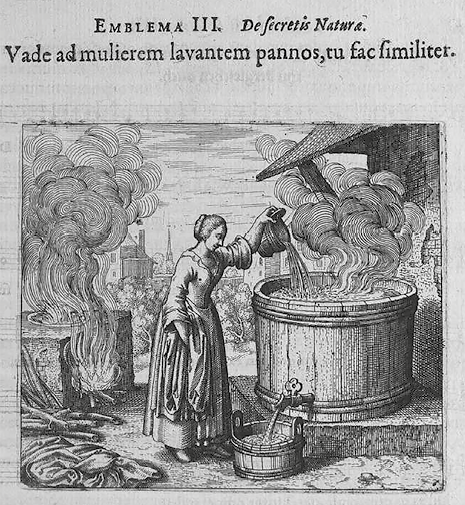 Gravure ancienne montrant une femme lavant des vêtements. Le texte en haut indique : “Emblema III. De secretis Naturæ. Vade ad mulierem lavantem pannos, tu fac similiter.” Scène symbolique et allégorique.
