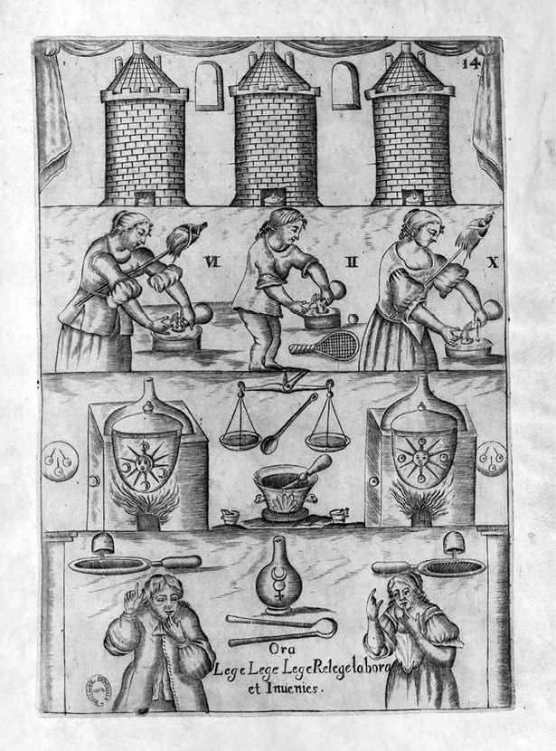Illustration ancienne d’un laboratoire alchimique. Trois personnages manipulent des instruments. Tours numérotées, balances, cornues et symboles ésotériques évoquent la quête de la connaissance. Texte latin en bas.