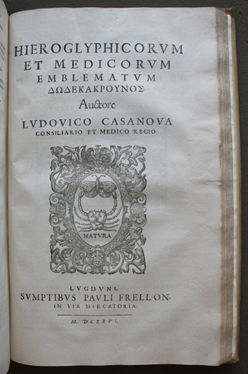 Page de titre de l’ouvrage Hieroglyphicorum et medicorum emblematum δωδεκακρούνος  de Ludovico Casanova, publié à Lyon en 1616 par Paul Frelon. Texte en latin avec un titre grec.