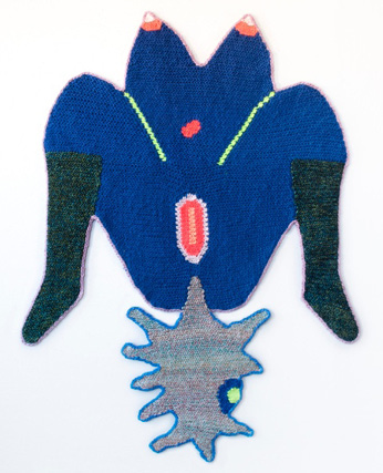 Œuvre textile crochetée de Wells Chandler, aux formes abstraites et couleurs vives. Symétrie suggestive entre corps et créature, mêlant humour, identité et réinvention. Présentée par la galerie Eric Mouchet, 2020