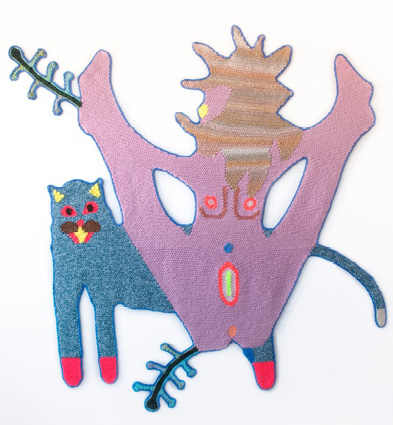 Œuvre crochetée de Wells Chandler mêlant formes humaines et animales dans une explosion de couleurs. Humour, tendresse et critique sociale se rencontrent dans cette pièce textile présentée par la galerie Eric Mouchet, 2020