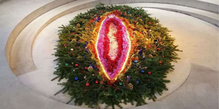 Carol Bîmes évoque l’intimité et la mémoire à travers des branches de sapin ornées de guirlandes et lumières. Une installation poétique entre nature et rituel, présentée au Frac Meca, Bordeaux, en 2019. Photo : Céline Musseau.