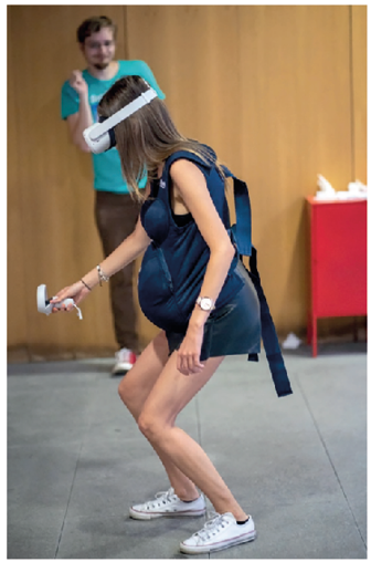 Rys. 3. Uczestniczka Szkoły Letniej w trakcie testowania ćwiczenia „Ciąża” (za: Raposo i in. 2023)