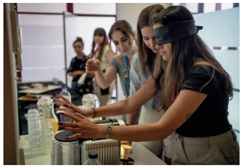 Rys. 6. Studenci podczas pierwszej części ćwiczenia „Zaburzenia wzroku” (za: Raposo i in. 2023)