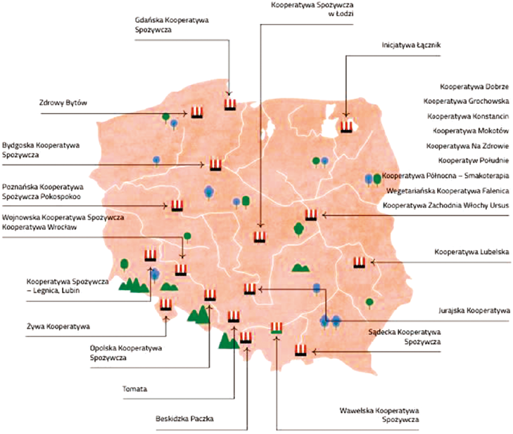 Mapa Polski przedstawiająca rozmieszczenie kooperatyw spożywczych na terenie całego kraju. Na mapie zaznaczono kilkadziesiąt inicjatyw, oznaczonych ikonami budynków, drzew i gór. Poszczególne kooperatywy opisano etykietami z nazwami połączonymi liniami ze swoją lokalizacją. 
Wymienione kooperatywy i inicjatywy według regionów: 
Północ i Pomorze: Gdańska Kooperatywa Spożywcza, Zdrowy Bytów. 
Centrum i Łódź: Kooperatywa Spożywcza w Łodzi, Inicjatywa Łącznik. 
Warszawa i okolice: Kooperatywa Dobrze, Kooperatywa Grochowska, Kooperatywa Konstancin, Kooperatywa Mokotów, Kooperatywa Na Zdrowie, Kooperatyw Południe, Kooperatywa Północna – Smakoterapia, Wegetariańska Kooperatywa Falenica, Kooperatywa Zachodnia Włochy Ursus. 
Wielkopolska i Kujawy: Bydgoska Kooperatywa Spożywcza, Poznańska Kooperatywa Spożywcza Pokospokoo. 
Dolny Śląsk i okolice: Wojnowska Kooperatywa Spożywcza, Kooperatywa Wrocław, Kooperatywa Spożywcza – Legnica/Lubin, Żywa Kooperatywa. 
Śląsk i Opolszczyzna: Opolska Kooperatywa Spożywcza, Tomata. 
Południe i góry: Beskidzka Paczka, Wawelska Kooperatywa Spożywcza, Sądecka Kooperatywa Spożywcza, Jurajska Kooperatywa. 
Wschód: Kooperatywa Lubelska.