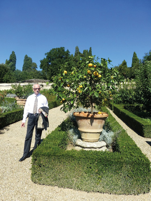 Fotografia przedstawia profesora Władysława Miodunkę we Florencji, przy drzewie cytrynowym