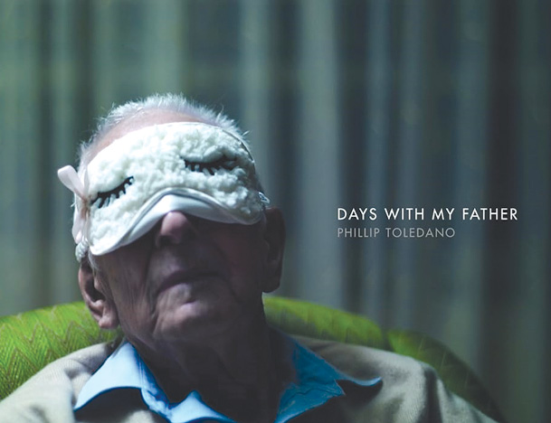 Okładka albumu fotograficznego ukazująca kolorowy portret starszego mężczyzny, którego oczy zasłonięte są "zabawną" opaską do spania.