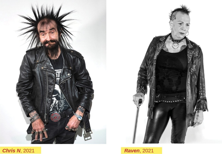 Para zdjęć: Starszy mężczyzna ubrany w skórzaną kurtkę i skórzane spodnie, z widocznymi tatuażami na  rękach, stalowymi pierścieniami  i punkową fryzurą. Kobieta ma podobne punkowe atrybuty i jedną ręką wspiera się na lasce.