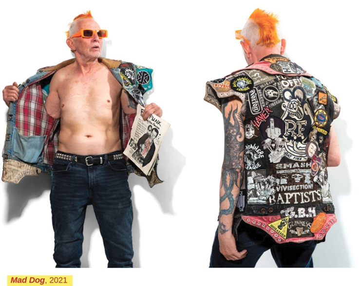 Para zdjęć przedstawiająca tego samego starszego mężczyzną z przodu i od tyłu. Mężczyzna prezentuje pomarańczowego irokeza na siwych włosach, ma tatuaże na rękach i kolorową kurtkę z subkulturowymi akcentami. Na zdjęciu od przodu kurtką jest rozpięta, ukazując nagi tors.