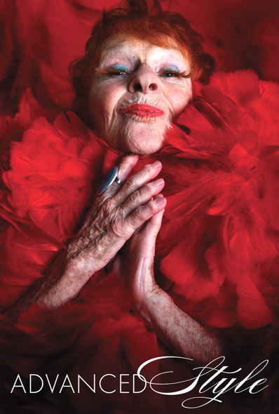 Plakat filmowy prezentujący portret starszej kobiety: twarz z mocnym makijażem i pomarszczone ręce kobiety widziane są na tle karminowo czerwonej, bufiastej sukni.