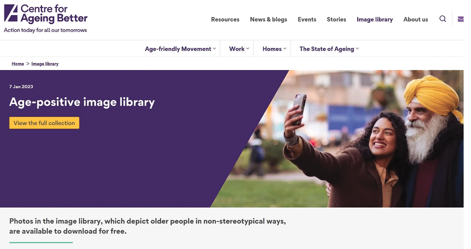 Zrzut strony internetowej Centre for Ageing Better z zachętą do korzystania z przyjaznej wobec wieku biblioteki obrazów. Na przykładowym zdjęciu uśmiechnięty Sikh w podeszłym wieku w towarzystwie młodej kobiety robiącej im selfie.